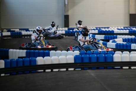 Új gokart- és élményközpont nyitott Székesfehérváron a Széchenyi utcában